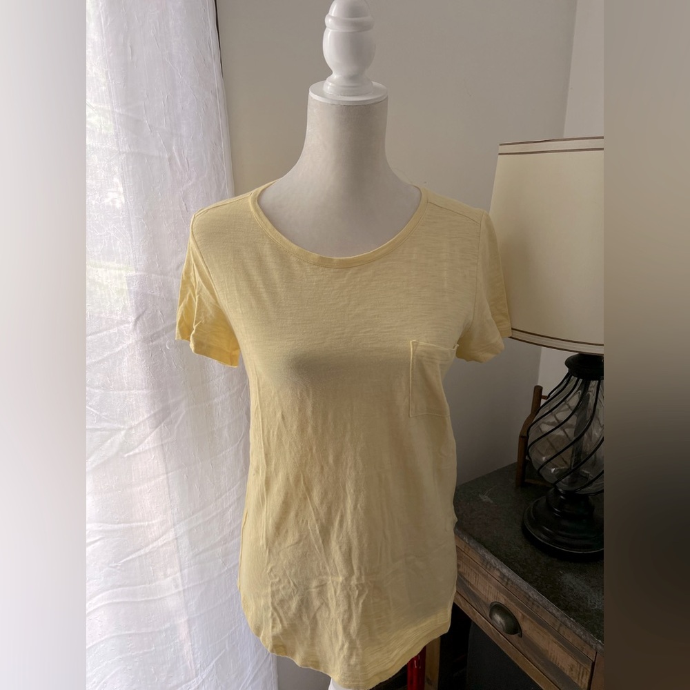 GAP yellow easy tshirt
